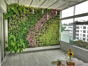 Los jardines verticales proporcionan un valioso espacio verde en entornos urbanos densamente poblados, mejorando la calidad del aire al absorber dióxido de carbono y liberar oxígeno, así como filtrar partículas contaminantes.