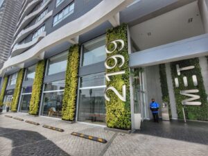 Ubicado frente a la Vía Expresa, una de las avenidas más transitadas y ruidosas de la ciudad, el edificio multifamiliar MET ofrece en sus 110 m2 un colchón que reduce los decibeles, brinda confort térmico en la parte interna e incrementa el valor inmobiliario del edificio.
